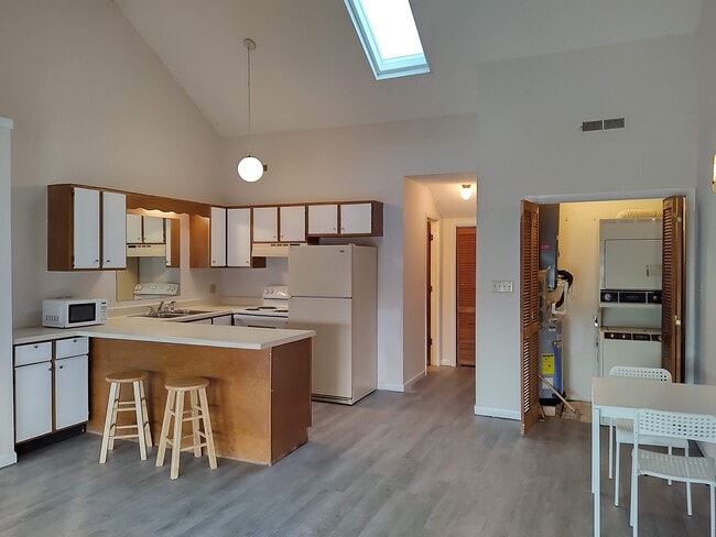 Building Photo - 500 Fairway Village Dr