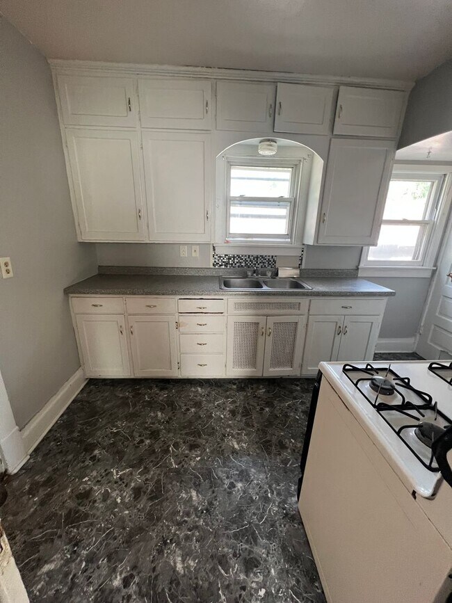 Building Photo - Two bedroom/ Two bath house