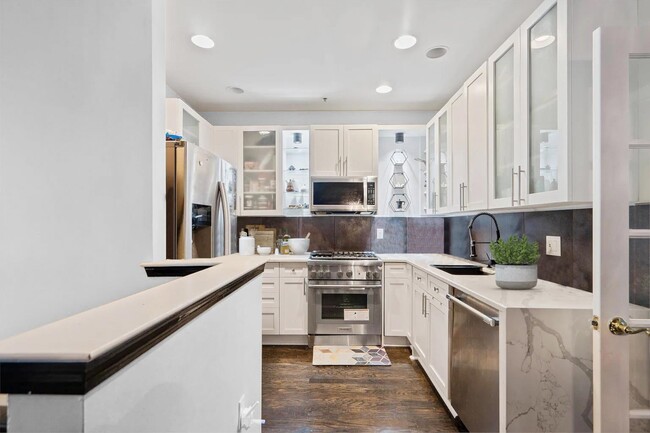 Foto del edificio - 379 Kingston Ct