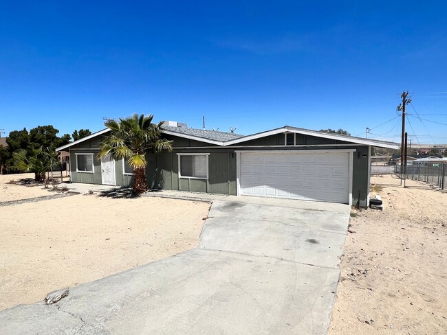 Building Photo - 5 Bedroom 2 Bath - Close to 29 Palms Marin...