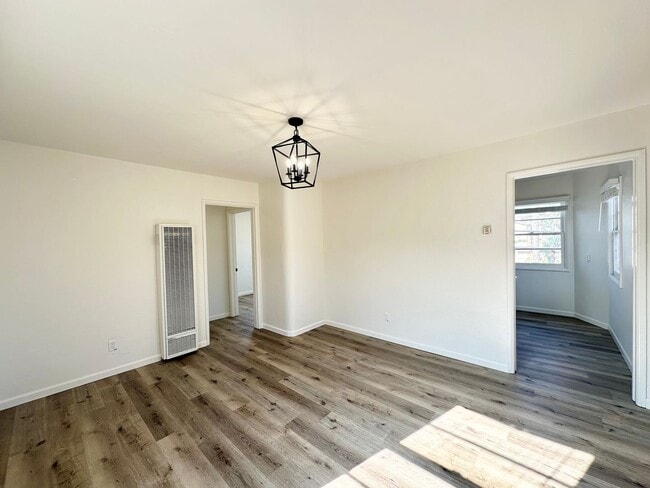 Building Photo - Updated 1B 1BA in Crown Point!