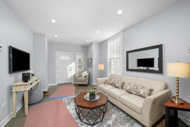 Foto del edificio - 3028 Clarence Ave
