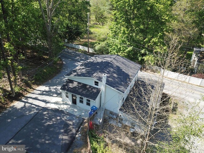 Foto del edificio - 798 Creek Rd