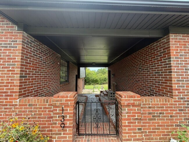 Foto del edificio - 139 Ingleside Dr