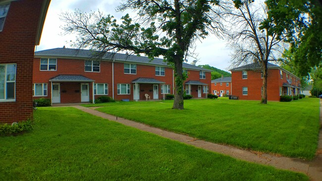 Foto del edificio - Eagle Point Townhomes