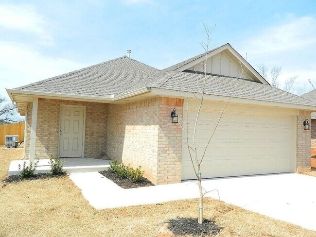 Foto del edificio - 4 Bed, 2 Bath with Storm Shelter and Large Backyard