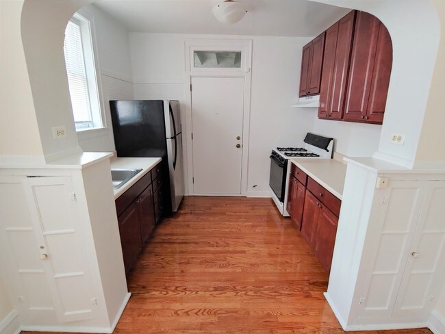 Building Photo - Classic Chicago 1 Bedroom
