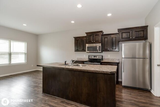 Building Photo - 202 NE Kim Ct, Grain Valley, MO 64029