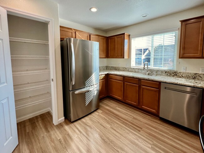 Foto del edificio - $500 Move in Bonus $2,495 Kings Canyon & A...