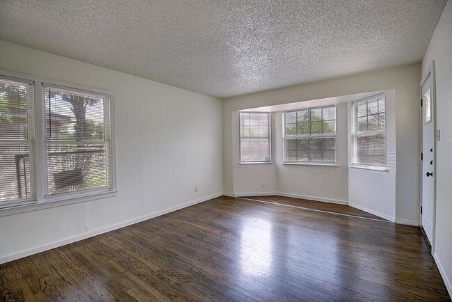 Building Photo - 746 Collingswood Dr