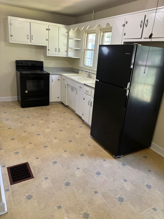 Foto del edificio - 114 S Center St