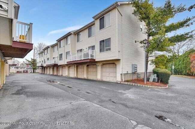 Building Photo - 603 Holly Dr