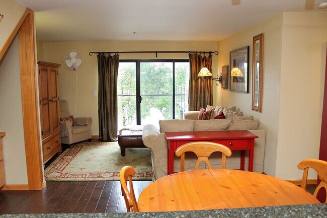 Building Photo - Exceptional Fully-Furnished 2 Bed/2 Bath C...