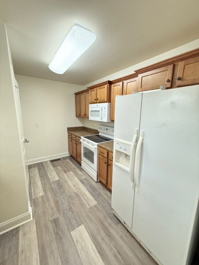 Building Photo - Four Bedroom Near Downtown Available for Pre-Lease!