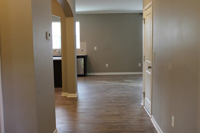 Building Photo - 138 Lyonshall St