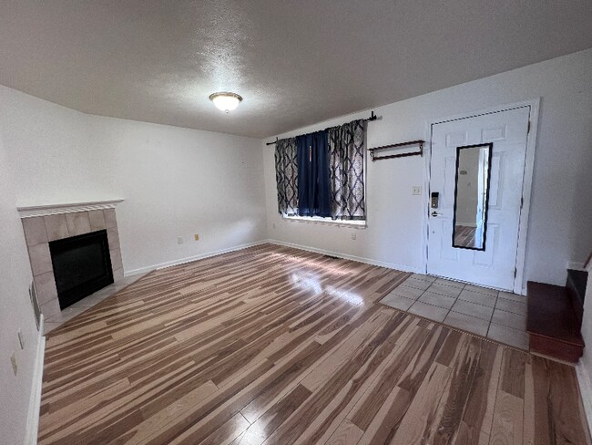 Building Photo - 131 Birchtree Ct