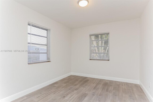 Foto del edificio - 1571 NE 44th St