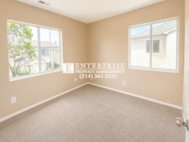 Foto del edificio - 4-Bed Home in Gated Tustin Grove with Private Patio & Pool Access