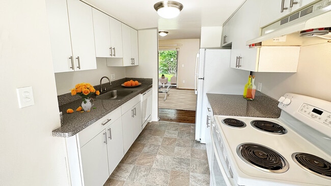 Building Photo - The Oaks on Lincoln