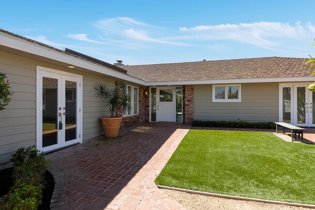 Building Photo - 1901 Altura Dr