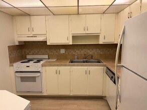 Building Photo - 2320 S Cypress Bend Dr