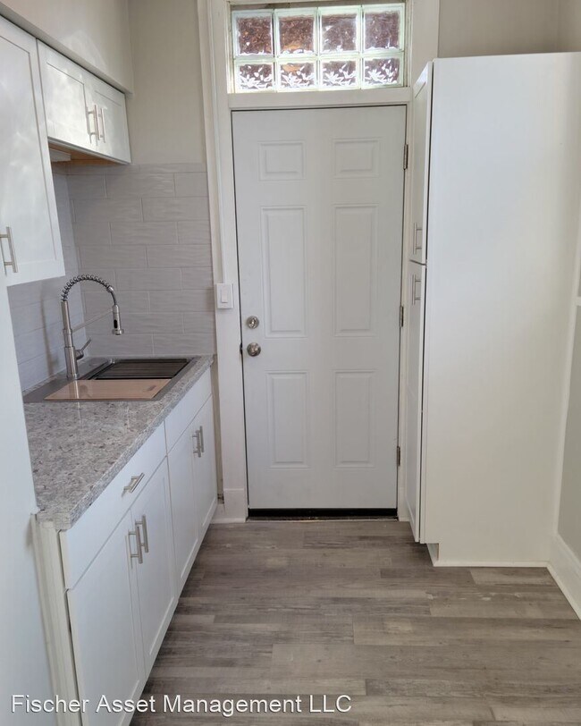 Building Photo - 1 br, 1 bath Apartment - 11713-11715 Nelso...