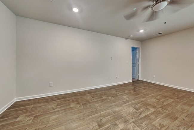 Building Photo - 302 Crooked Pne Ct