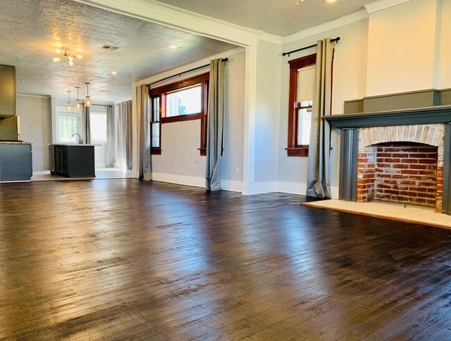 Beautiful 3BD 2BA Craftsman Home Located in Historic Mesta Park!!! - Beautiful 3BD 2BA Craftsman Home Located in Historic Mesta Park!!!