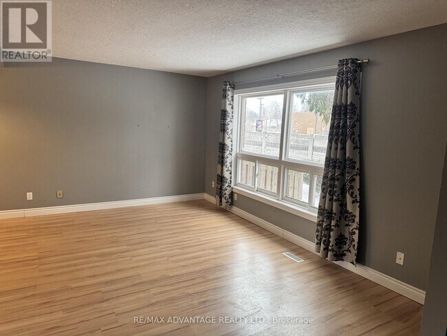 Photo du bâtiment - 89 Highview Ave E