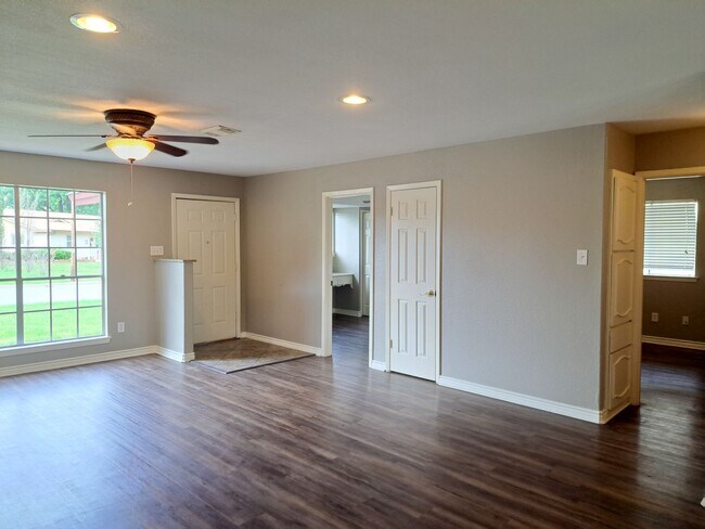 Foto del edificio - 3 Bedroom / 2 Bath / 2 Car Garage
