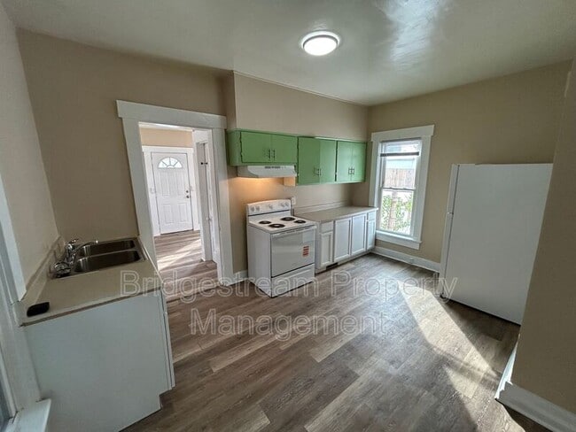 Building Photo - 168 Grove Ave