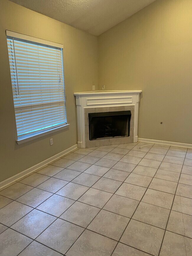 Foto del edificio - 2507 Golden Park Ln