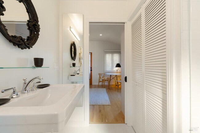 Building Photo - 291 W Thomson Ave