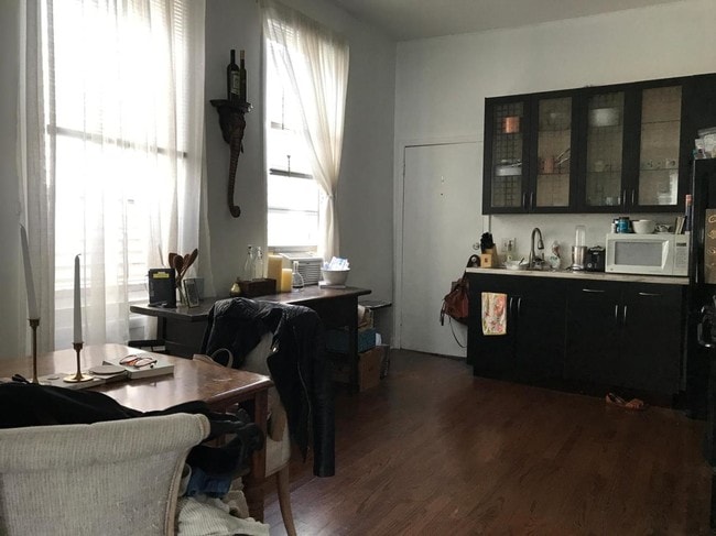 Building Photo - 2028 W Armitage Ave