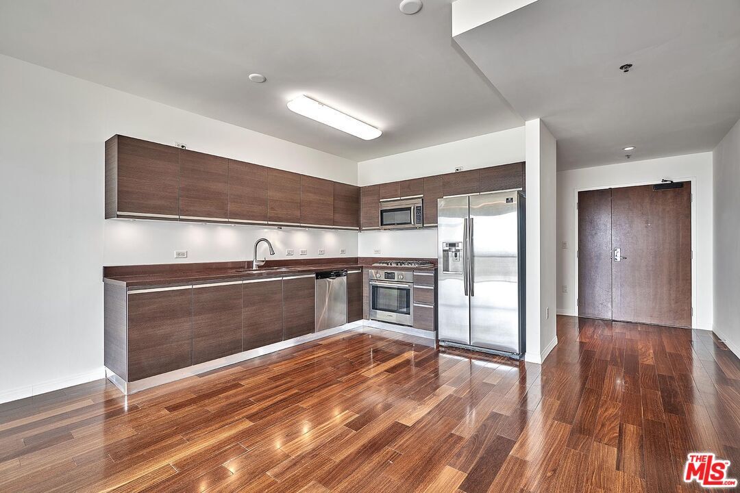 Foto principal - 3785 Wilshire Blvd