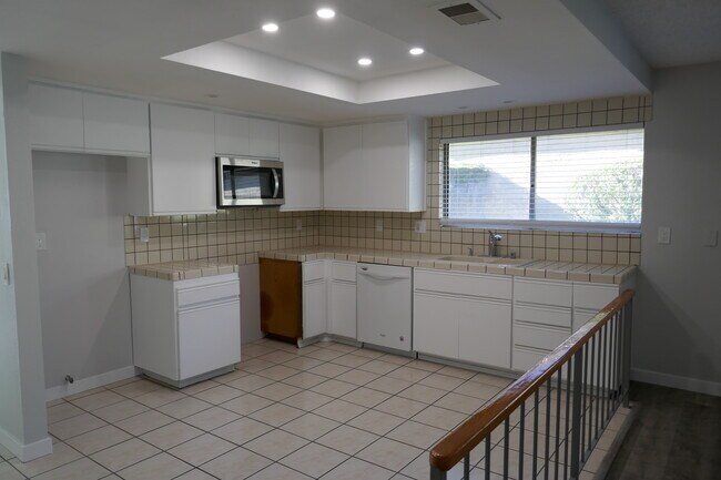 Kitchen - 3 Pine Ct