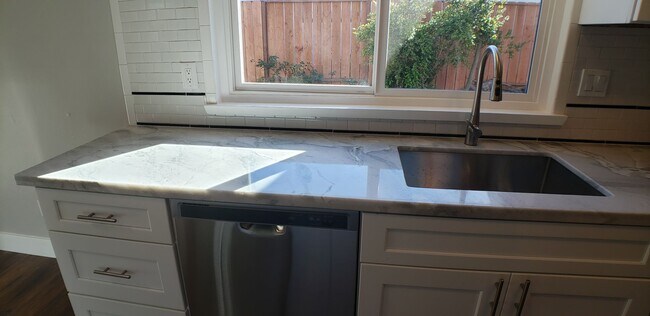 Building Photo - Freshly remodeled 3 bedroom, 1 bath home