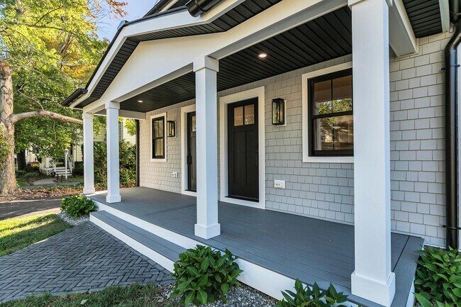 Building Photo - 516 River Rd