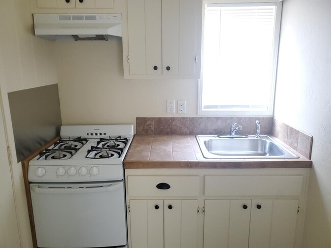 Building Photo - 596 Friendly Ln