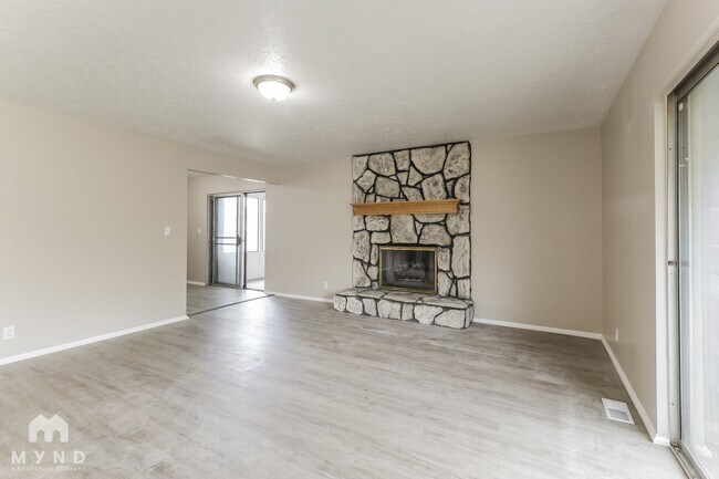 Foto del edificio - 2460 Woodthrush Dr