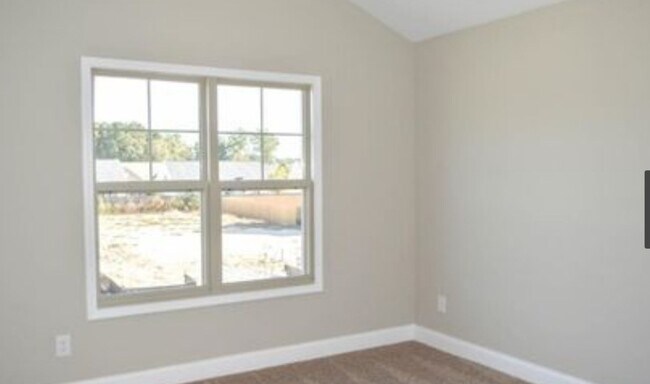 Foto del edificio - NEW LISTING- 4 bd/ 2.5 ba located MINUTES ...