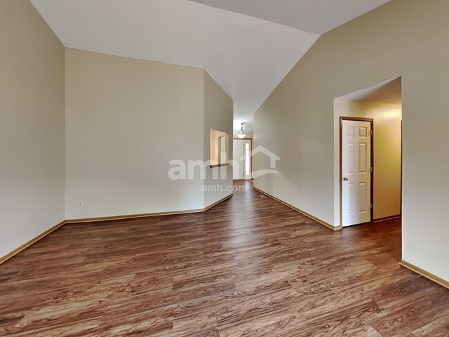 Building Photo - 6948 Kinston Dr