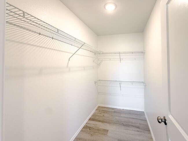 Foto del edificio - Stunning 4-Bedroom Home