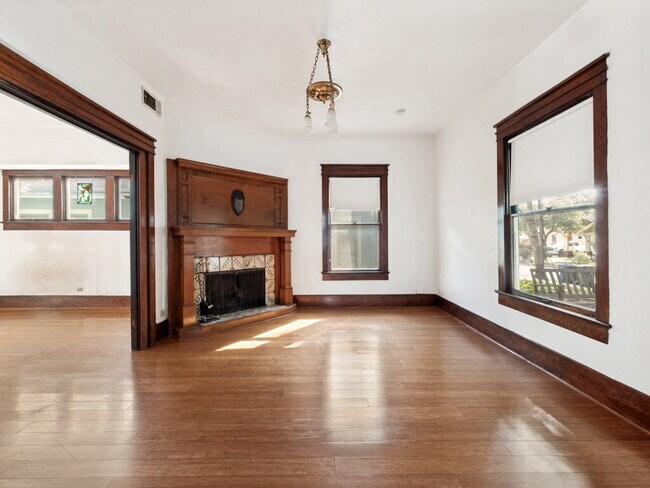 Foto del edificio - "Charming 4-Bedroom Home with 2 Full Baths in Vibrant Dallas Neighborhood!"