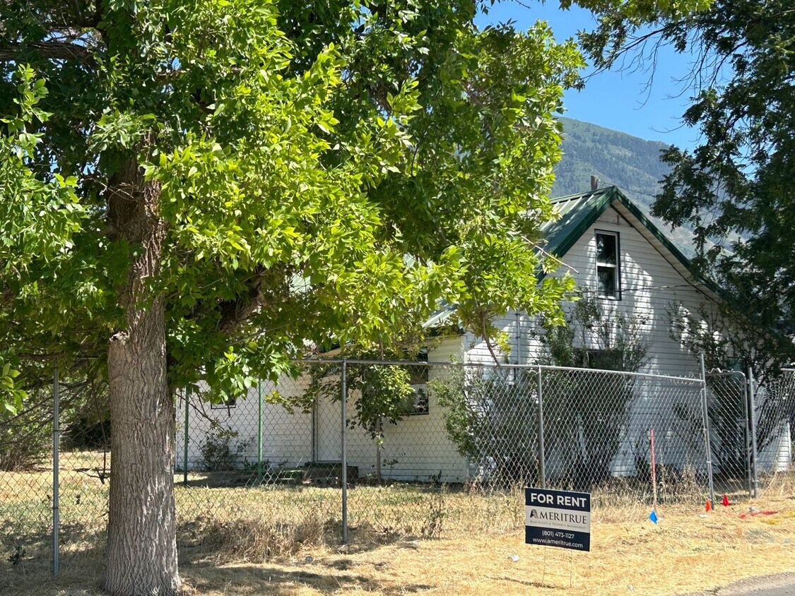 Foto principal - 3 Bedroom 1 Bathroom Home in Salem w/ Hors...