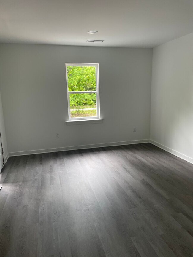 Building Photo - 3 bedroom / 1 bath apartment (upstairs) Cu...