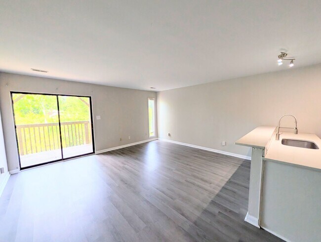 Building Photo - 3065 Huntleigh Dr
