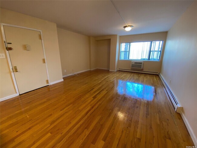 Foto del edificio - 71-35 Park Ave