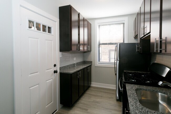 Foto del edificio - 705 W Brompton Ave