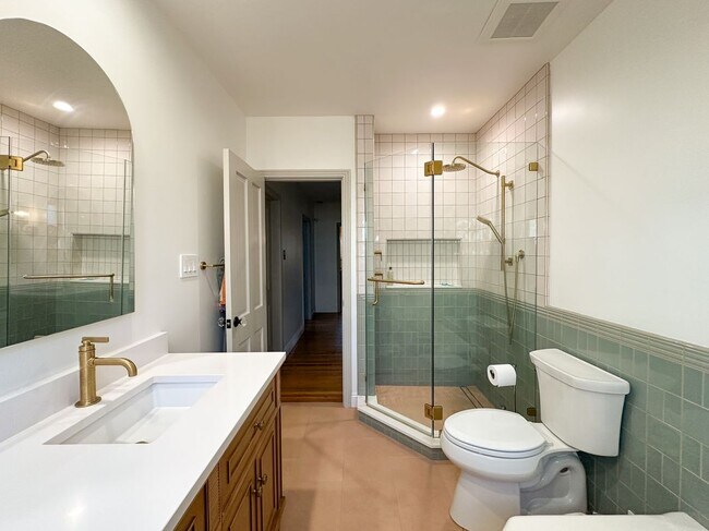 Foto del edificio - 2315 N Flower St